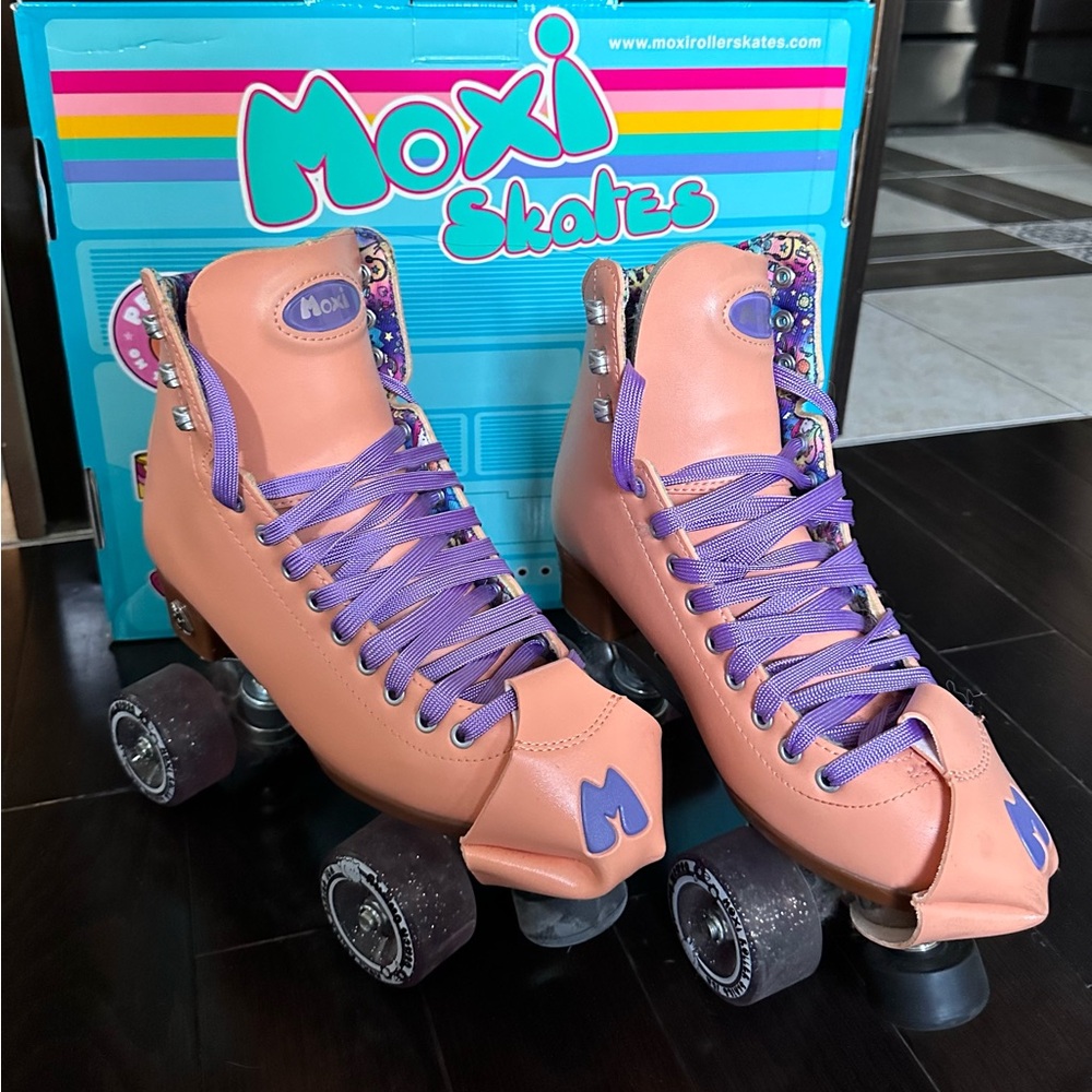 Like new - Moxi “Beach Bunny” roller skates peach & purple - size 6